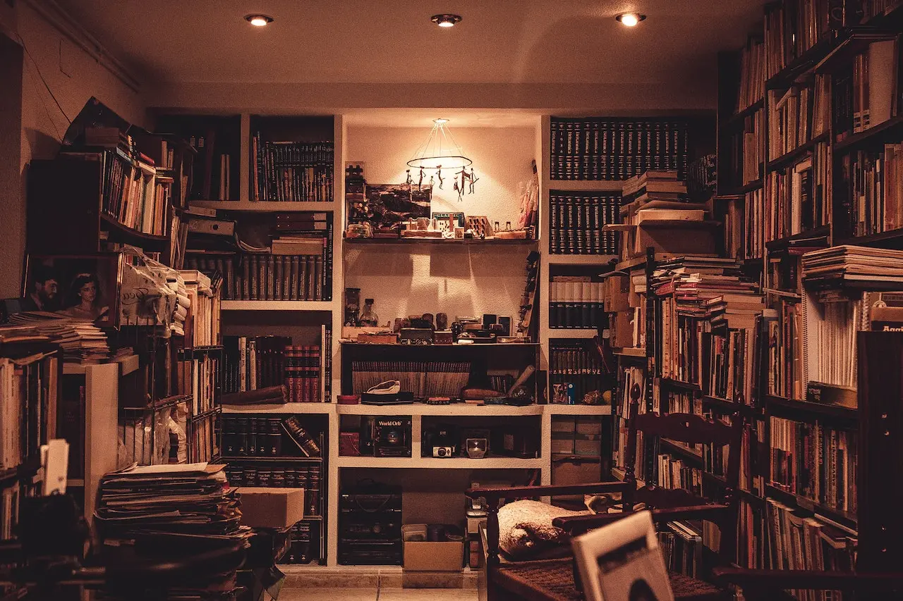 استفاده از آیتم‌های قدیمی برای دکوراسیون منزل در یک اتاق شلوغ و پر از کتاب های قدیمی