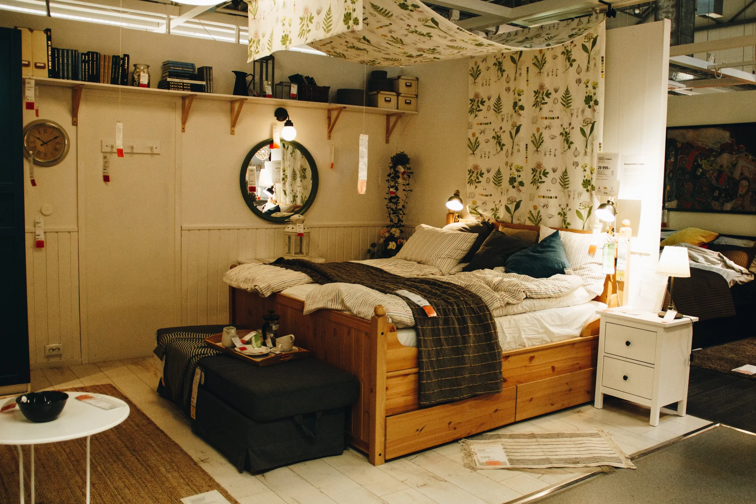 اتاق خوابی شلوغی که تخت خواب دو نفره در ان قرار دارد و آیینه نیز به دیوار متصل شده است و در بالای آیینه طاقچه نیز قرار دارد